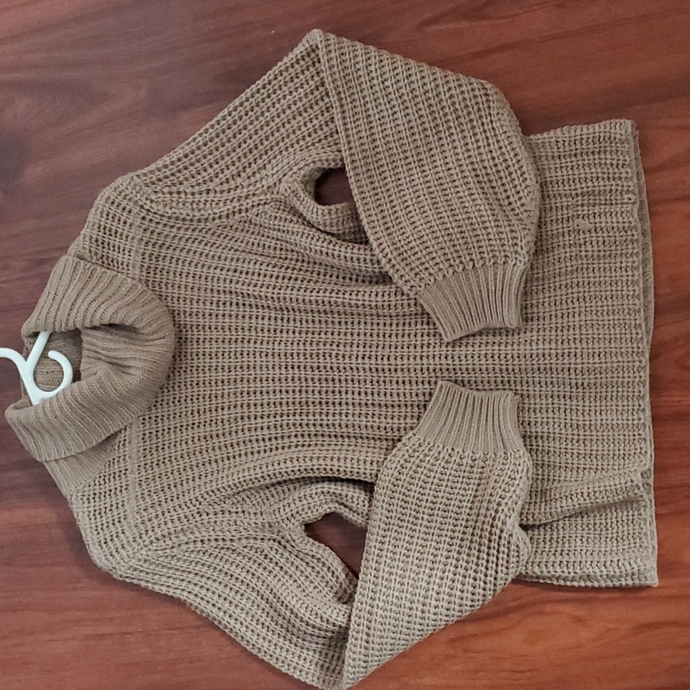 M- tan sweter